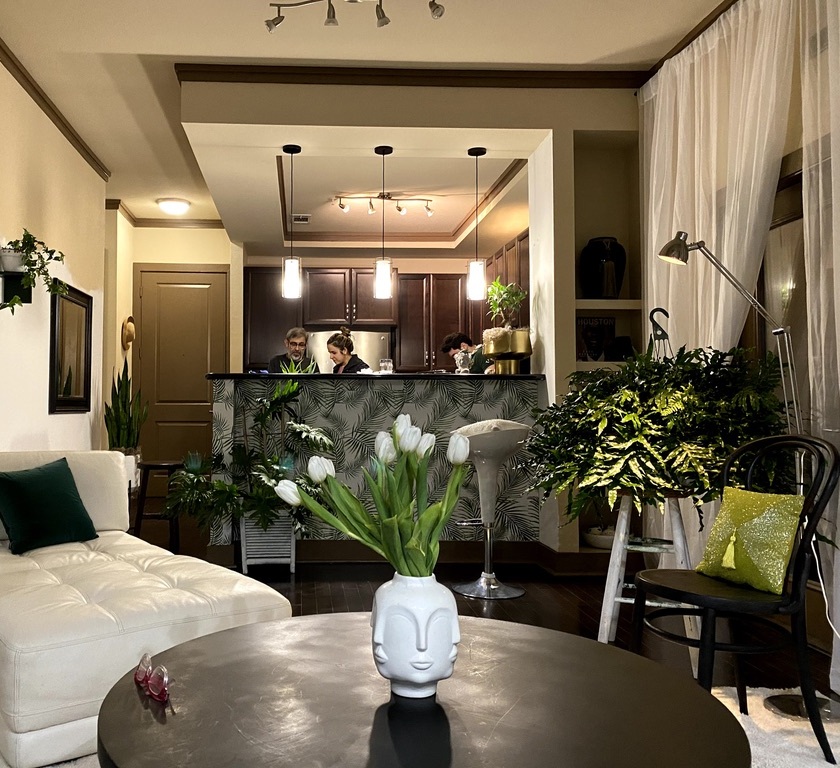 Living room with high ceiling and carefully balanced botanical elements